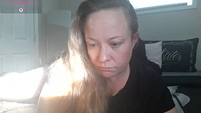 Snapshot of julimonroe chatting on November 9, 9:57 pm julimonroe online show from November 9, 9:57 pm