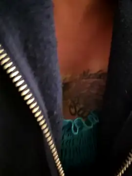 Snapshot of julimonroe chatting on November 13, 4:33 am julimonroe online show from November 13, 4:33 am