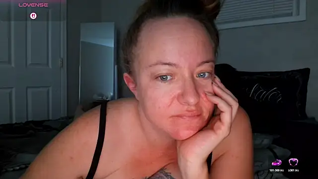 Snapshot of julimonroe chatting on November 15, 12:23 pm julimonroe online show from November 15, 12:23 pm