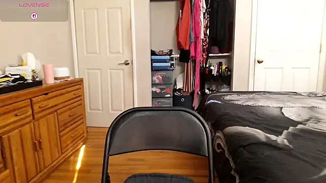 Snapshot of julimonroe chatting on November 18, 6:56 pm julimonroe online show from November 18, 6:56 pm