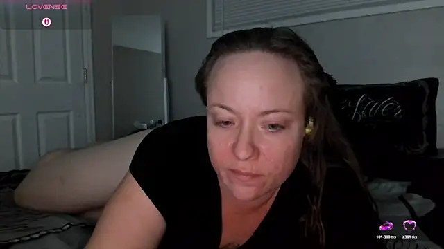 Snapshot of julimonroe chatting on November 28, 2:03 am julimonroe online show from November 28, 2:03 am