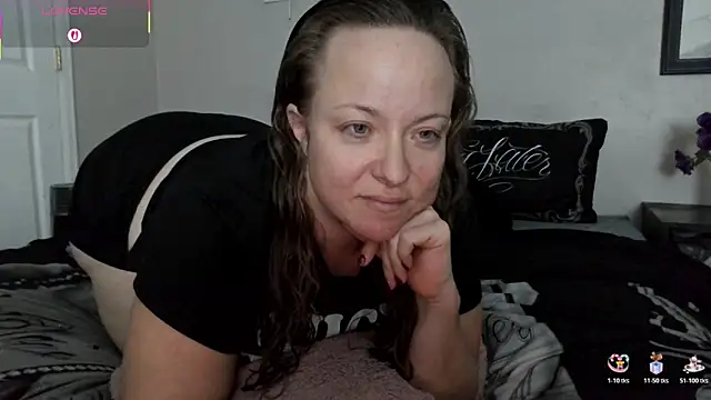 Snapshot of julimonroe chatting on November 30, 2:59 am julimonroe online show from November 30, 2:59 am