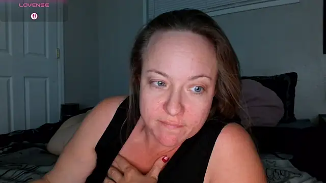 Snapshot of julimonroe chatting on December 2, 3:12 am julimonroe online show from December 2, 3:12 am