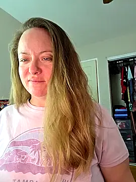 Snapshot of julimonroe chatting on December 2, 8:26 pm julimonroe online show from December 2, 8:26 pm