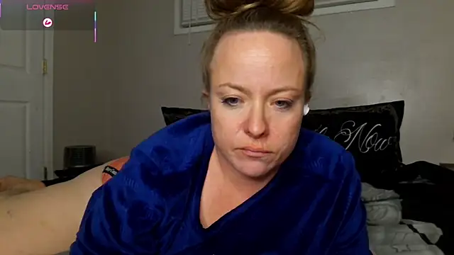 Snapshot of julimonroe chatting on December 15, 3:11 am julimonroe online show from December 15, 3:11 am