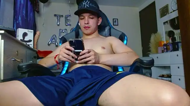 Snapshot of Angel-Twink chatting on June 21, 4:09 pm Angel-Twink online show from June 21, 4:09 pm
