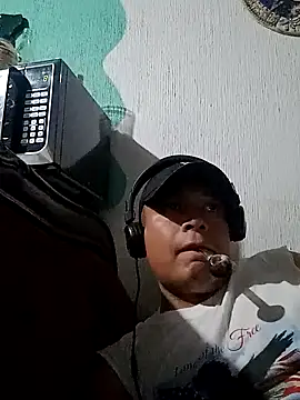 Snapshot of Noctucrasy247 chatting on December 19, 5:18 am Noctucrasy247 online show from December 19, 5:18 am