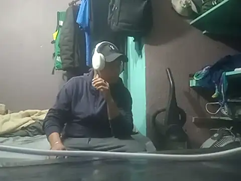 Snapshot of Noctucrasy247 chatting on December 4, 9:29 am Noctucrasy247 online show from December 4, 9:29 am