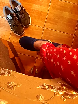 feet toes online show from October 31, 5:30 am