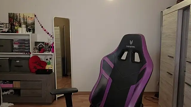 TinniAngel online show from February 7, 6:33 pm