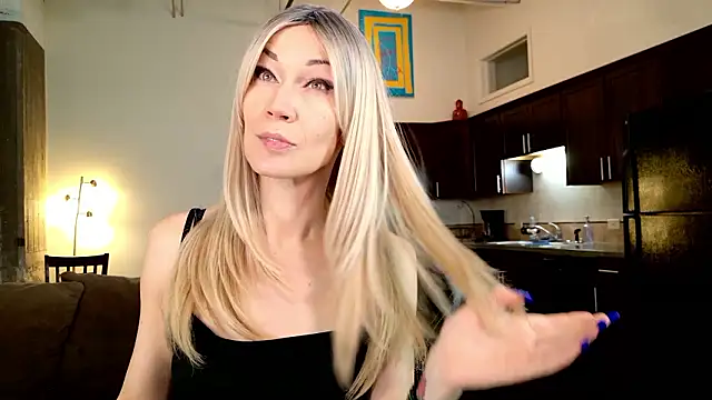 Snapshot of EveEnigma chatting on December 5, 1:17 pm EveEnigma online show from December 5, 1:17 pm