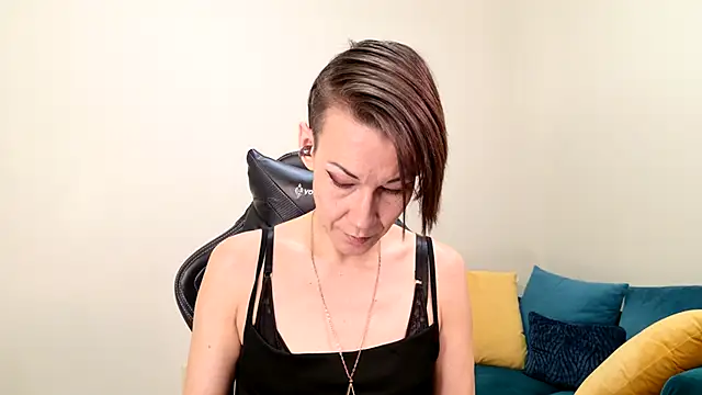 Snapshot of EveEnigma chatting on February 4, 1:27 pm EveEnigma online show from February 4, 1:27 pm