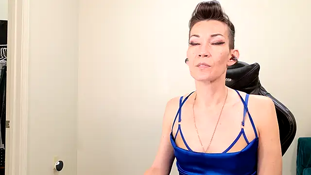 Snapshot of EveEnigma chatting on February 6, 6:02 pm EveEnigma online show from February 6, 6:02 pm