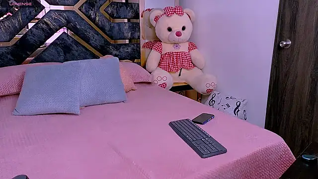 Snapshot of Tania_white89 chatting on May 22, 2:33 pm Tania white89 online show from May 22, 2:33 pm