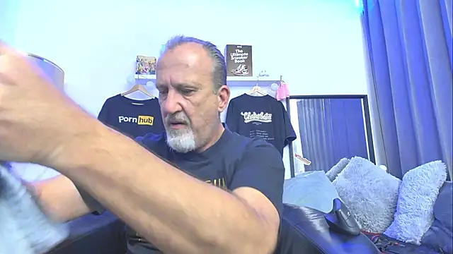 Snapshot of openminddaddy chatting on December 11, 5:43 am openminddaddy online show from December 11, 5:43 am