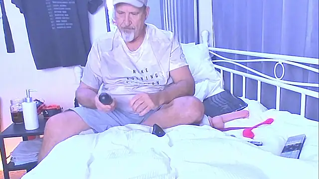 Snapshot of openminddaddy chatting on December 21, 11:22 am openminddaddy online show from December 21, 11:22 am