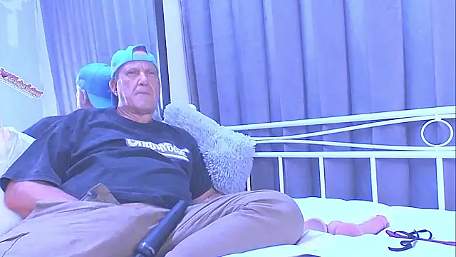 Snapshot of openminddaddy chatting on January 4, 9:31 pm openminddaddy online show from January 4, 9:31 pm