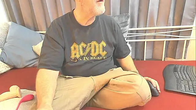 Snapshot of openminddaddy chatting on February 1, 4:03 am openminddaddy online show from February 1, 4:03 am