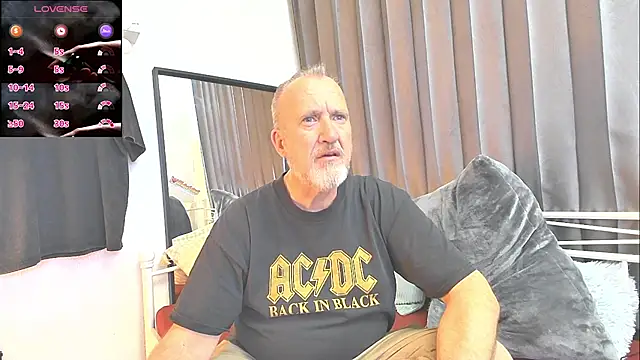 Snapshot of openminddaddy chatting on February 2, 6:15 am openminddaddy online show from February 2, 6:15 am