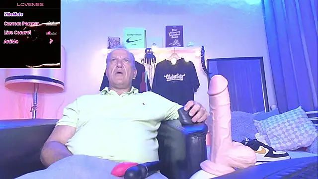 Snapshot of openminddaddy chatting on March 15, 3:40 am openminddaddy online show from March 15, 3:40 am