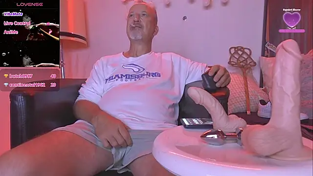 Snapshot of openminddaddy chatting on October 19, 4:35 am openminddaddy online show from October 19, 4:35 am