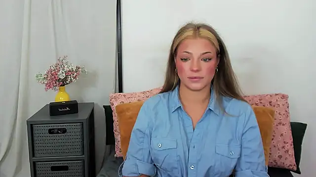 LilyBlondee online show from July 10, 5:23 am