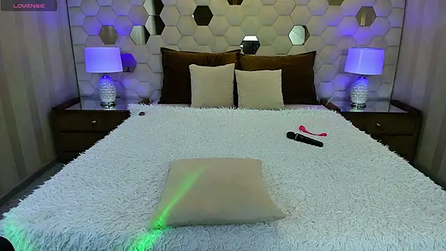 XLindaMilfX online show from March 20, 8:46 pm