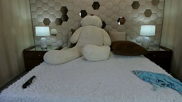 XLindaMilfX online show from April 22, 7:00 am