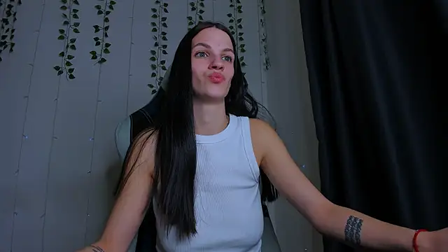 Snapshot of KarlaSim chatting on October 31, 8:43 pm KarlaSim online show from October 31, 8:43 pm