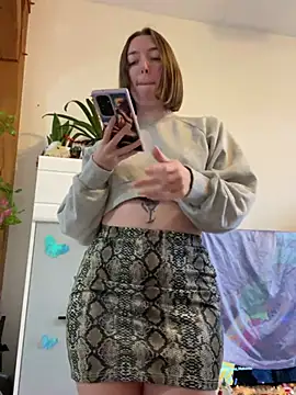 Snapshot of Daisy_Michto_Officiel chatting on December 12, 2:11 pm Daisy Michto Officiel online show from December 12, 2:11 pm