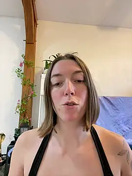 Snapshot of Daisy_Michto_Officiel chatting on December 13, 9:13 am Daisy Michto Officiel online show from December 13, 9:13 am