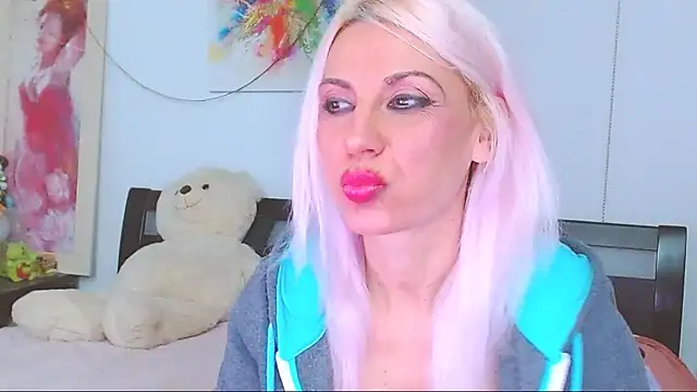 Snapshot of HoneyLara chatting on November 28, 8:11 pm HoneyLara online show from November 28, 8:11 pm