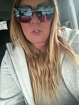 JESS LOVES online show from February 1, 12:51 am