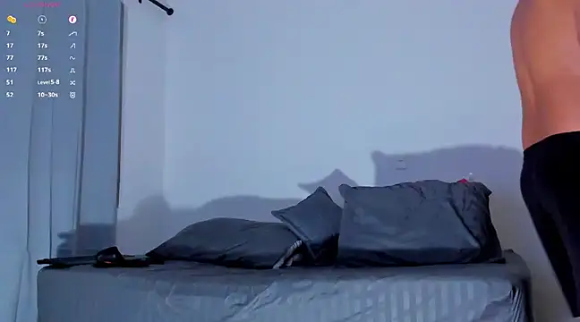 Snapshot of Cloudy_pigDude chatting on December 31, 5:44 am Cloudy pigDude online show from December 31, 5:44 am