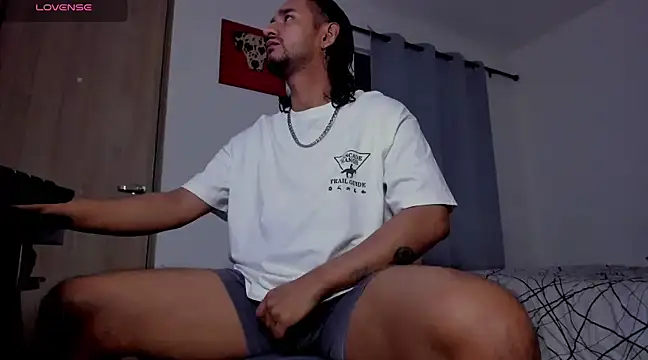 Snapshot of Cloudy_pigDude chatting on March 18, 4:26 am Cloudy pigDude online show from March 18, 4:26 am