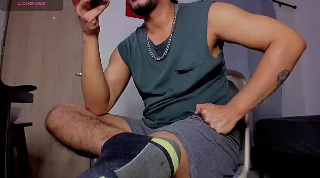 Snapshot of Cloudy_pigDude chatting on March 21, 9:23 am Cloudy pigDude online show from March 21, 9:23 am