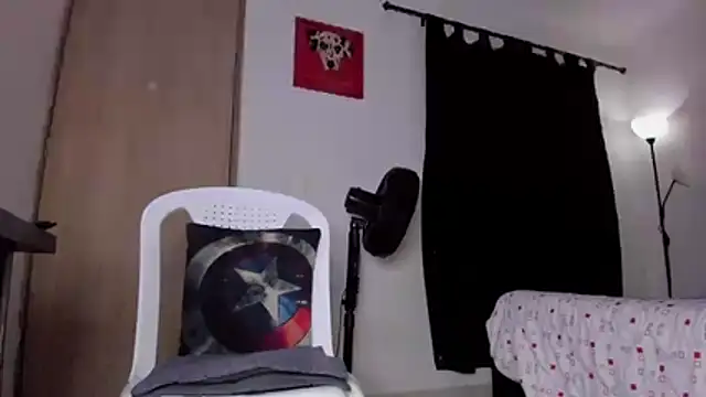 Snapshot of Cloudy_pigDude chatting on April 26, 4:10 am Cloudy pigDude online show from April 26, 4:10 am