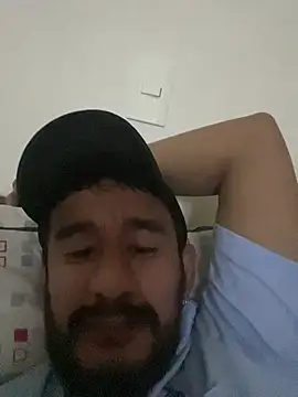 Snapshot of Cloudy_pigDude chatting on May 18, 7:52 pm Cloudy pigDude online show from May 18, 7:52 pm