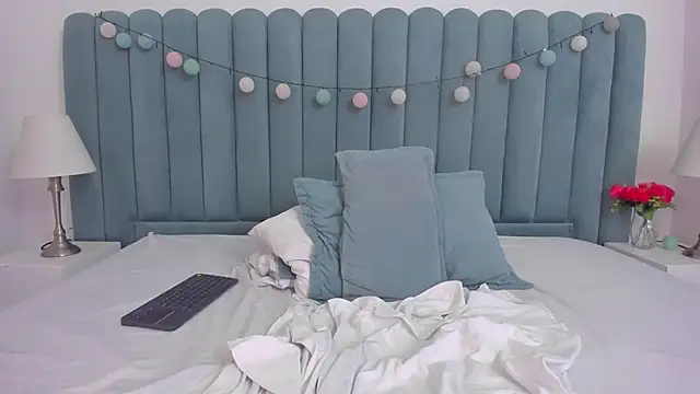 marianaaguii online show from February 25, 9:09 am