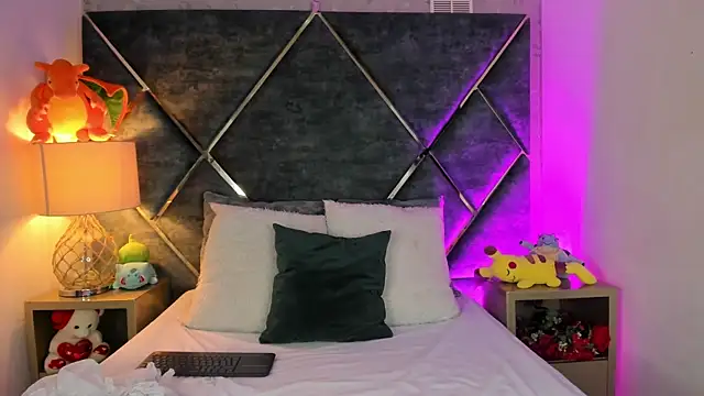 DannaFalco25 online show from October 6, 8:17 pm