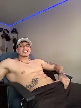 Snapshot of strongboy_ chatting on May 11, 7:11 pm strongboy online show from May 11, 7:11 pm