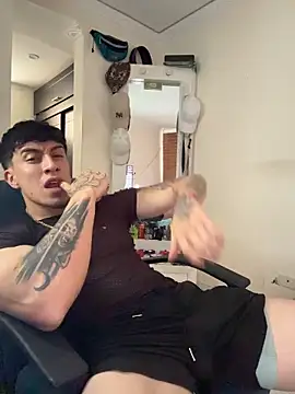 Snapshot of strongboy_ chatting on June 9, 5:02 pm strongboy online show from June 9, 5:02 pm