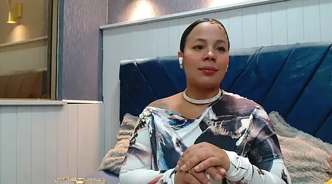 Snapshot of EmilyQueen3x chatting on February 22, 1:46 pm EmilyQueen3x online show from February 22, 1:46 pm