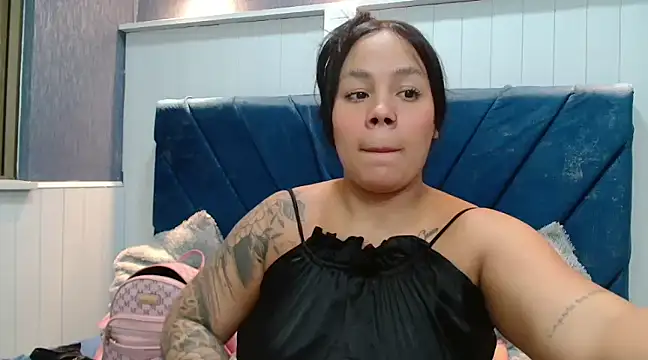 Snapshot of EmilyQueen3x chatting on March 22, 2:03 pm EmilyQueen3x online show from March 22, 2:03 pm