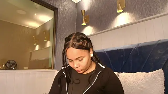 EmilyQueen3x online show from March 10, 12:10 pm