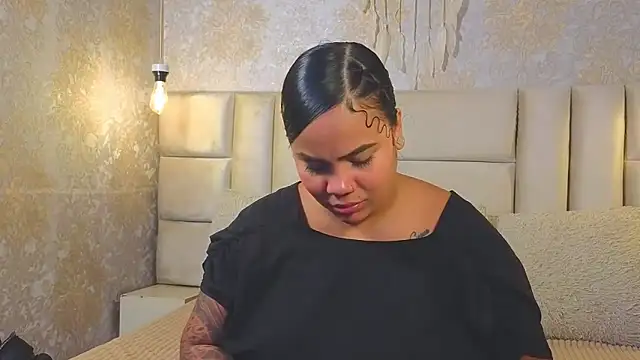 EmilyQueen3x online show from April 24, 5:15 pm