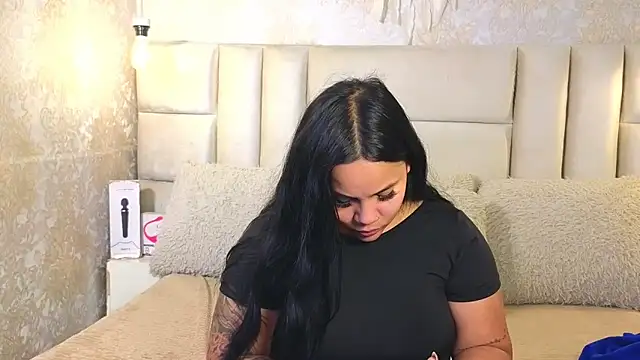 Snapshot of EmilyQueen3x chatting on May 19, 1:17 pm EmilyQueen3x online show from May 19, 1:17 pm
