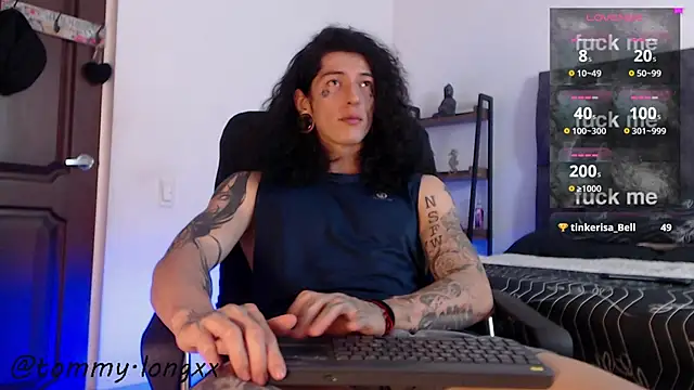 Snapshot of tommylongxx chatting on October 16, 2:45 am tommylongxx online show from October 16, 2:45 am