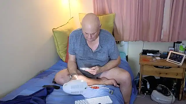 Snapshot of DaddyCumBumZA chatting on April 15, 5:09 pm DaddyCumBumZA online show from April 15, 5:09 pm