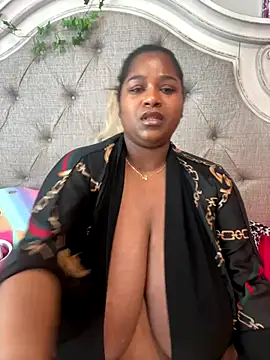 Snapshot of BigFineSelena chatting on December 14, 4:45 pm BigFineSelena online show from December 14, 4:45 pm